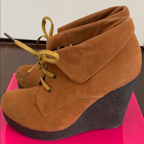 Dollhouse wedge faux suede bootie - Picture 5 of 8
